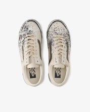 Vans Premium Old Skool 36 Paint Splatter Turtledove beige en suède et toile avec éclaboussures de peinture multicolores et semelle gaufrée classique.