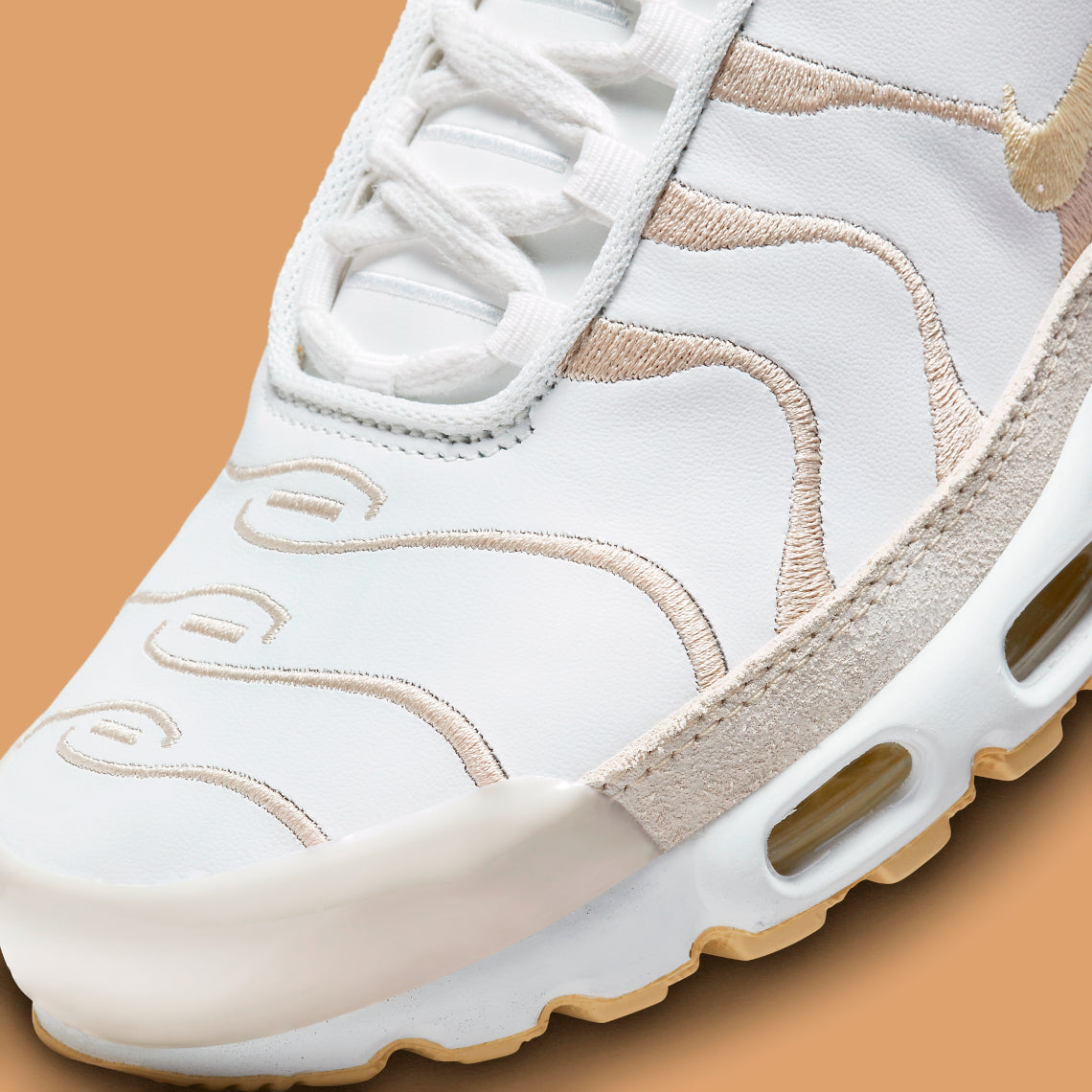 Nike Air Max Plus Premium Pale Vanilla – chaussures lifestyle confortables avec bulles d’air apparentes, vue zoom avant