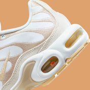Nike Air Max Plus Premium Pale Vanilla – chaussures lifestyle confortables avec bulles d’air apparentes, vue zoom arrière 