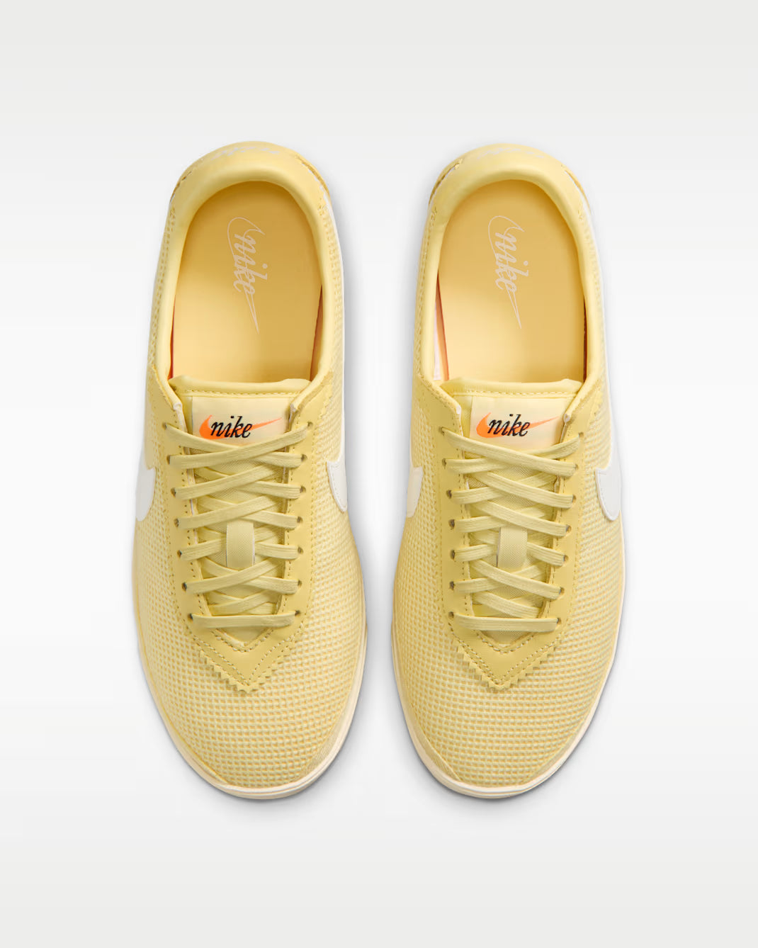 Sneaker Nike Astrograbber Textile Soft Yellow Sail en textile jaune pastel et suède crème avec semelle rétro vintage.