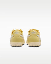 Sneaker Nike Astrograbber Textile Soft Yellow Sail en textile jaune pastel et suède crème avec semelle rétro vintage.