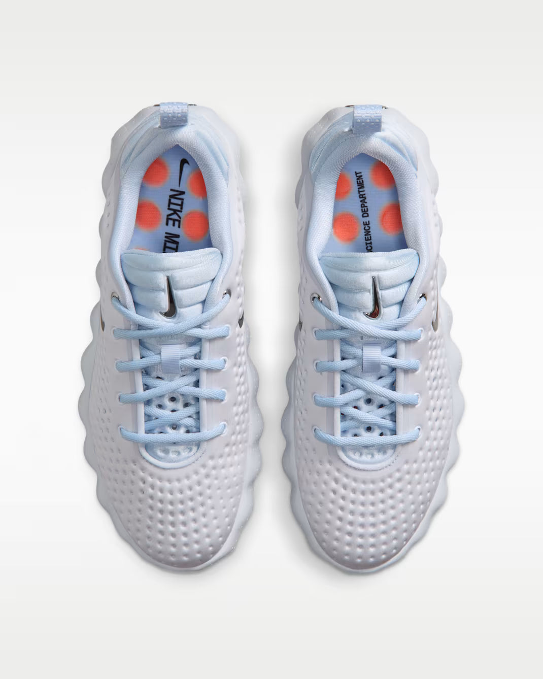 Nike Mind 002 Football Grey en mousse technique grise avec semelle sculptée ergonomique et confort sensoriel innovant.