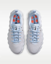 Nike Mind 002 Football Grey en mousse technique grise avec semelle sculptée ergonomique et confort sensoriel innovant.