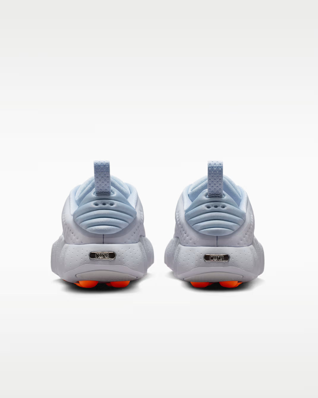 Nike Mind 002 Football Grey en mousse technique grise avec semelle sculptée ergonomique et confort sensoriel innovant.