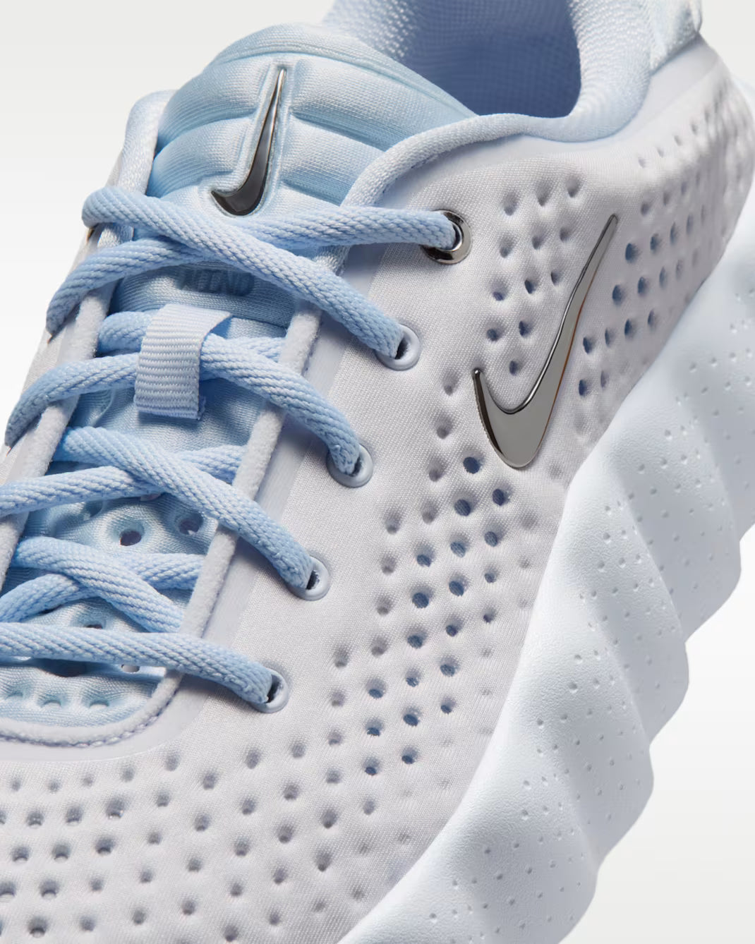 Nike Mind 002 Football Grey en mousse technique grise avec semelle sculptée ergonomique et confort sensoriel innovant.
