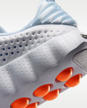 Nike Mind 002 Football Grey en mousse technique grise avec semelle sculptée ergonomique et confort sensoriel innovant.