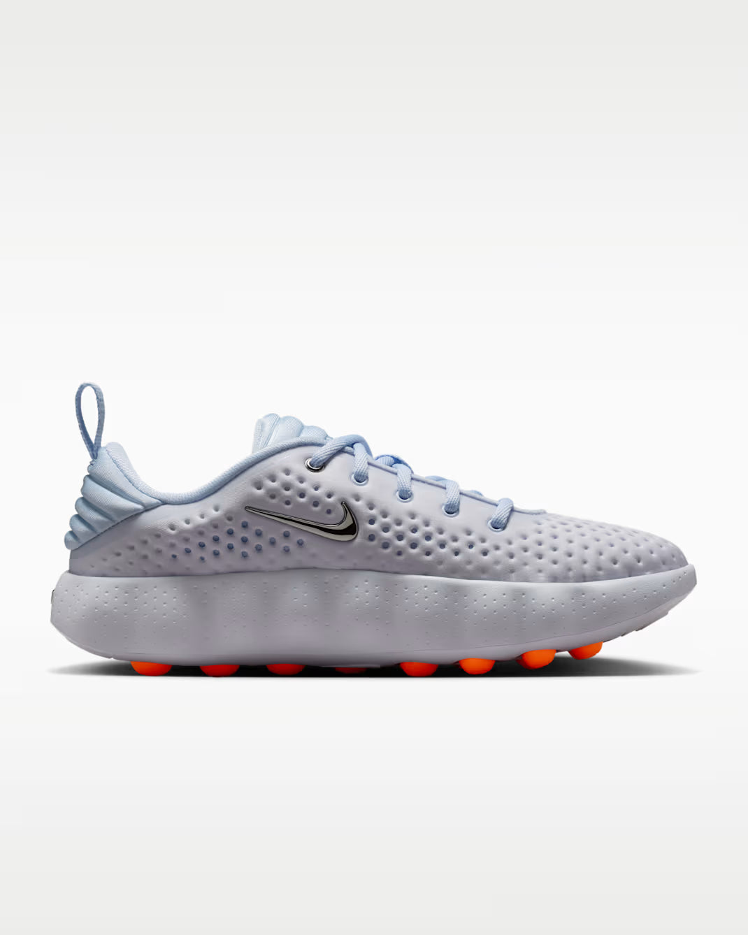Nike Mind 002 Football Grey en mousse technique grise avec semelle sculptée ergonomique et confort sensoriel innovant.