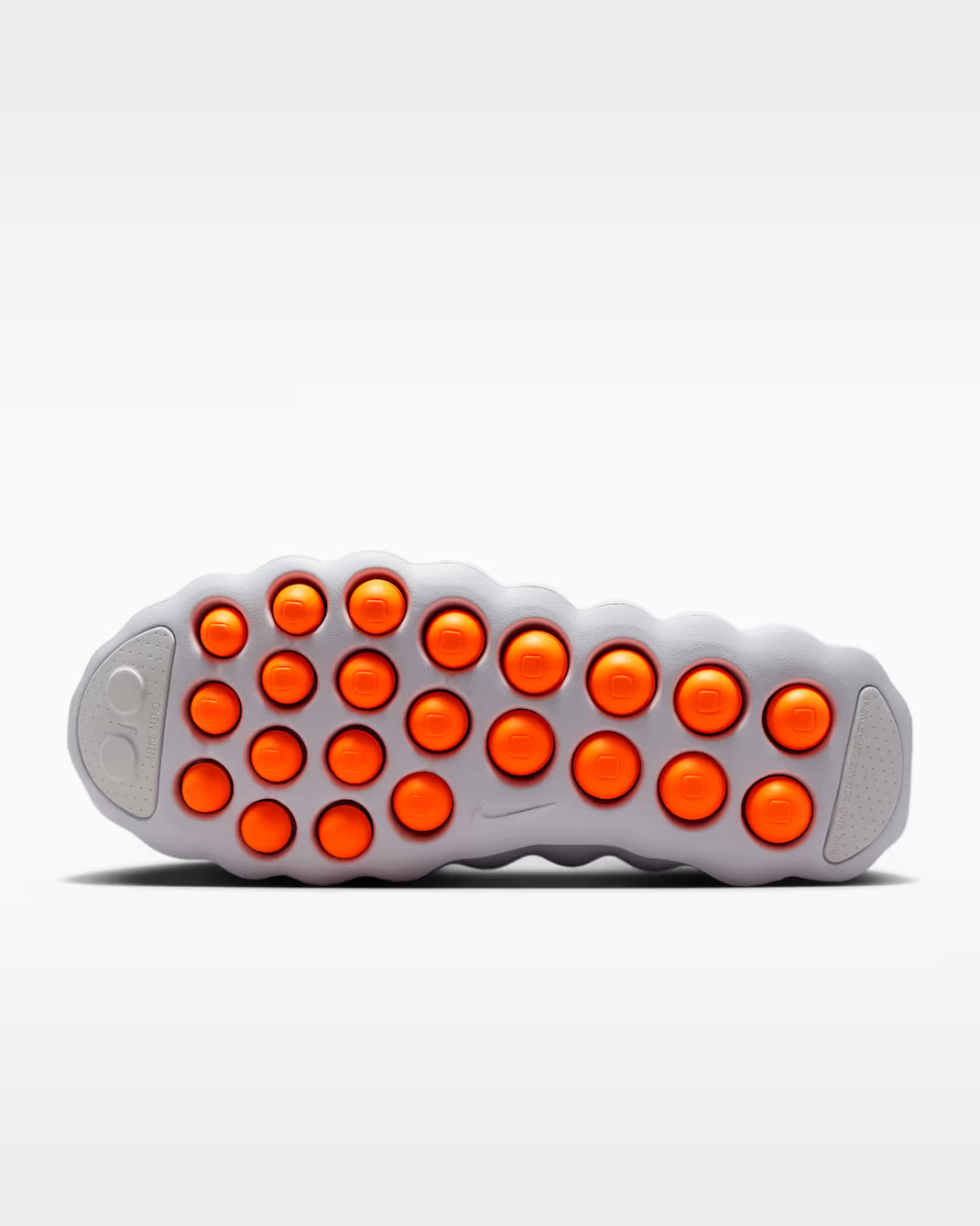 Nike Mind 002 Football Grey en mousse technique grise avec semelle sculptée ergonomique et confort sensoriel innovant.