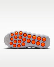 Nike Mind 002 Football Grey en mousse technique grise avec semelle sculptée ergonomique et confort sensoriel innovant.