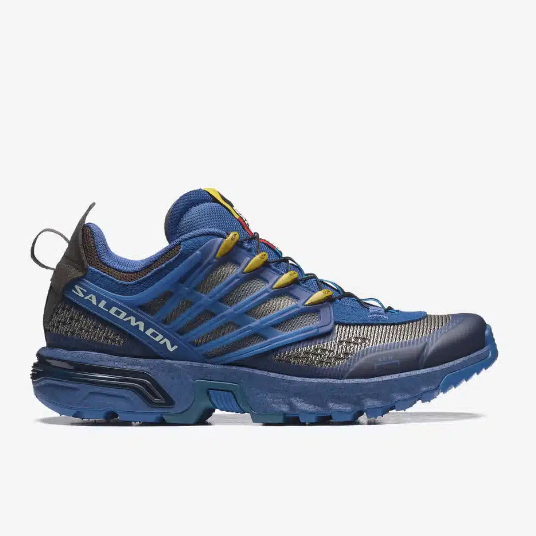 Salomon ACS Pro A-COLD-WALL Bluing Earth Brown avec tige en mesh technique respirant, cage synthétique structurée, système Quicklace™ et semelle extérieure Contagrip® vue de profil. 