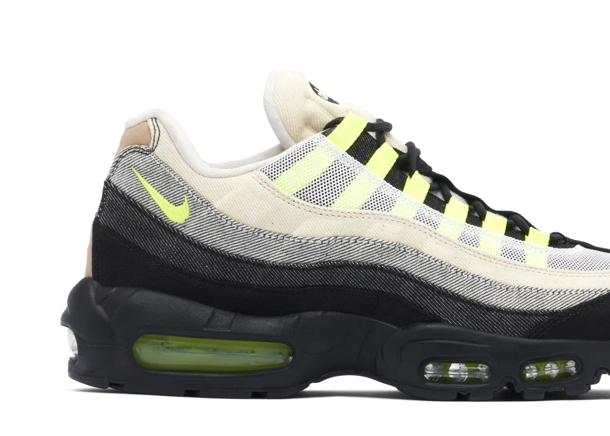Nike Air Max 95 Denham en denim noir, gris et écru avec mesh blanc, détails Volt fluorescents et unités Max Air visibles.