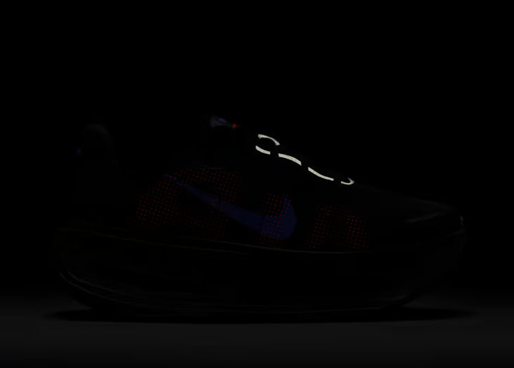 Sneakers Nike Vomero Premium femme en Black, Sapphire et Rose avec mesh respirant et amorti Zoom Air premium.