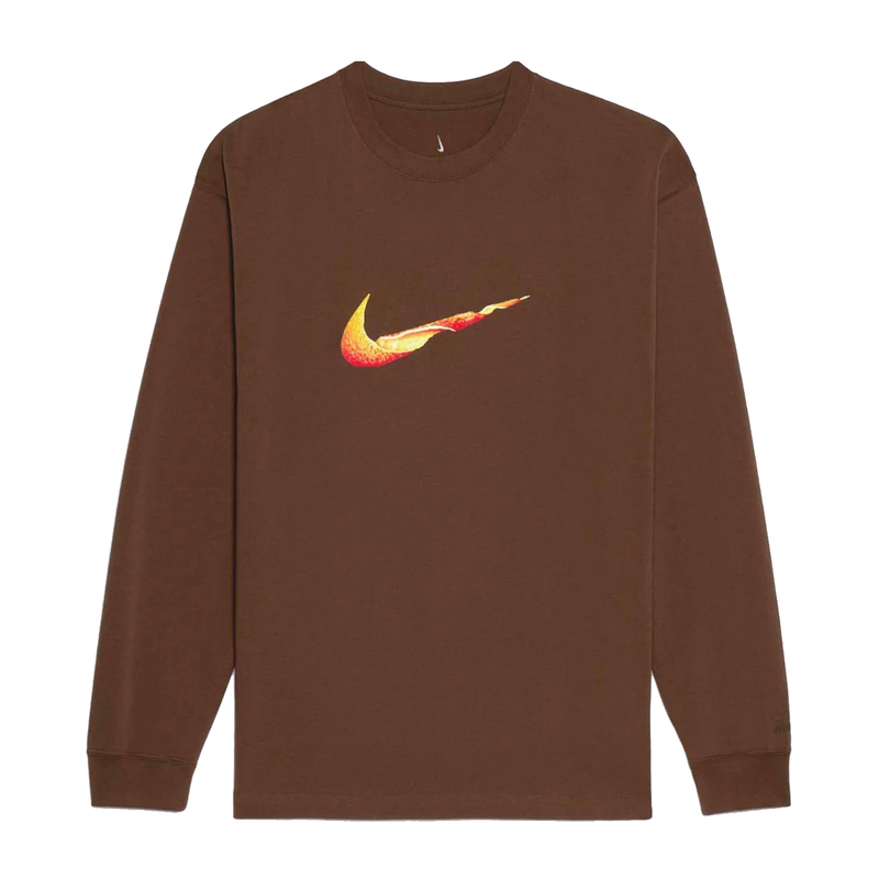 Jacquemus x Nike Le T-Shirt Manches Longues Orange Brown avec col rond, manches longues, coloris orange brun et détails collaboratifs minimalistes Jacquemus x Nike vu de face