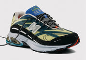 New Balance 2811 Action Bronson Baklava Mikročpske, sneakers issues de la collaboration avec Action Bronson, dotées d'une tige en matériaux premium et d'un design exclusif.