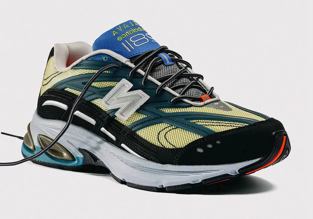 New Balance 2811 Action Bronson Baklava Mikročpske, sneakers issues de la collaboration avec Action Bronson, dotées d'une tige en matériaux premium et d'un design exclusif.