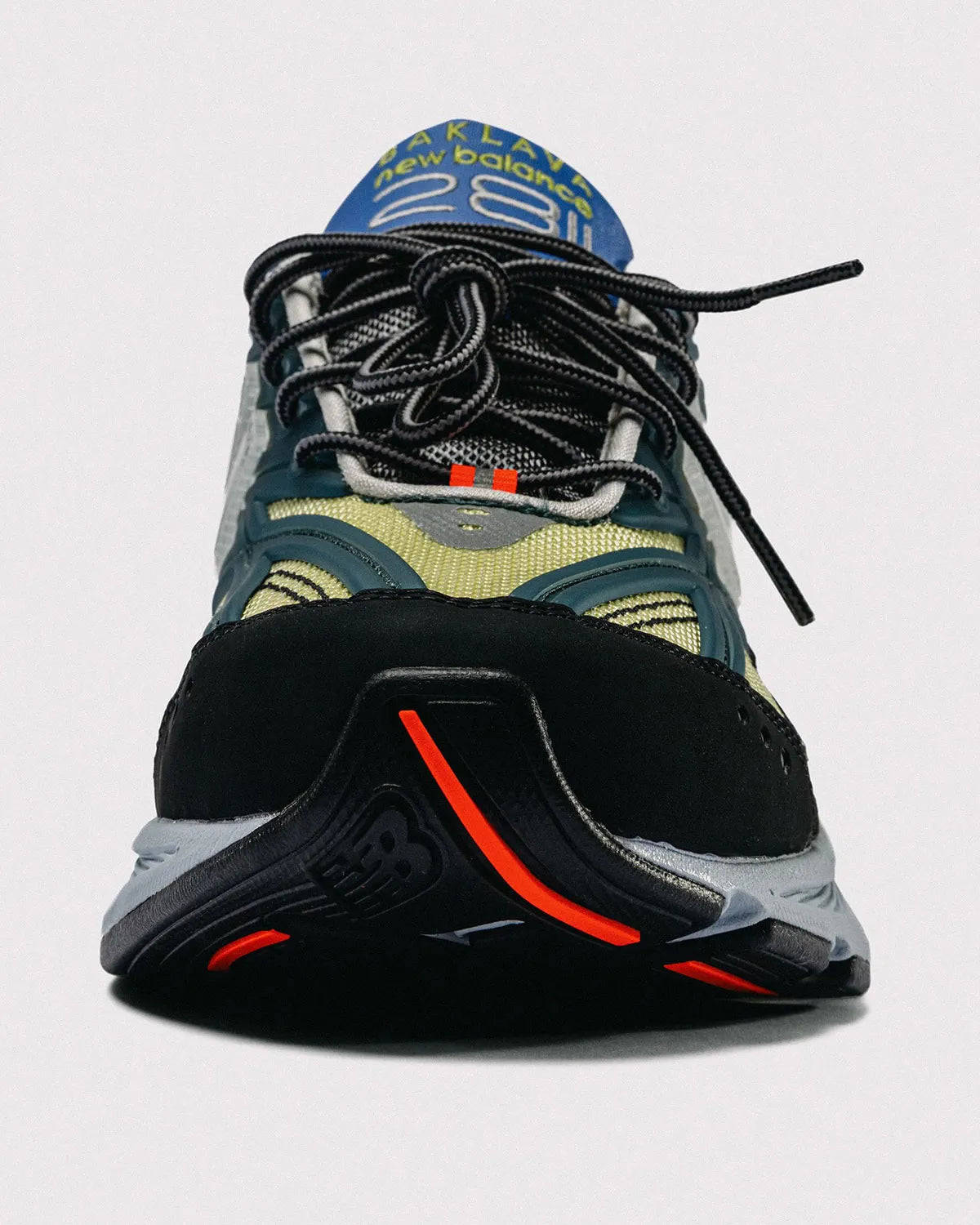 New Balance 2811 Action Bronson Baklava Mikročpske, sneakers issues de la collaboration avec Action Bronson, dotées d'une tige en matériaux premium et d'un design exclusif.
