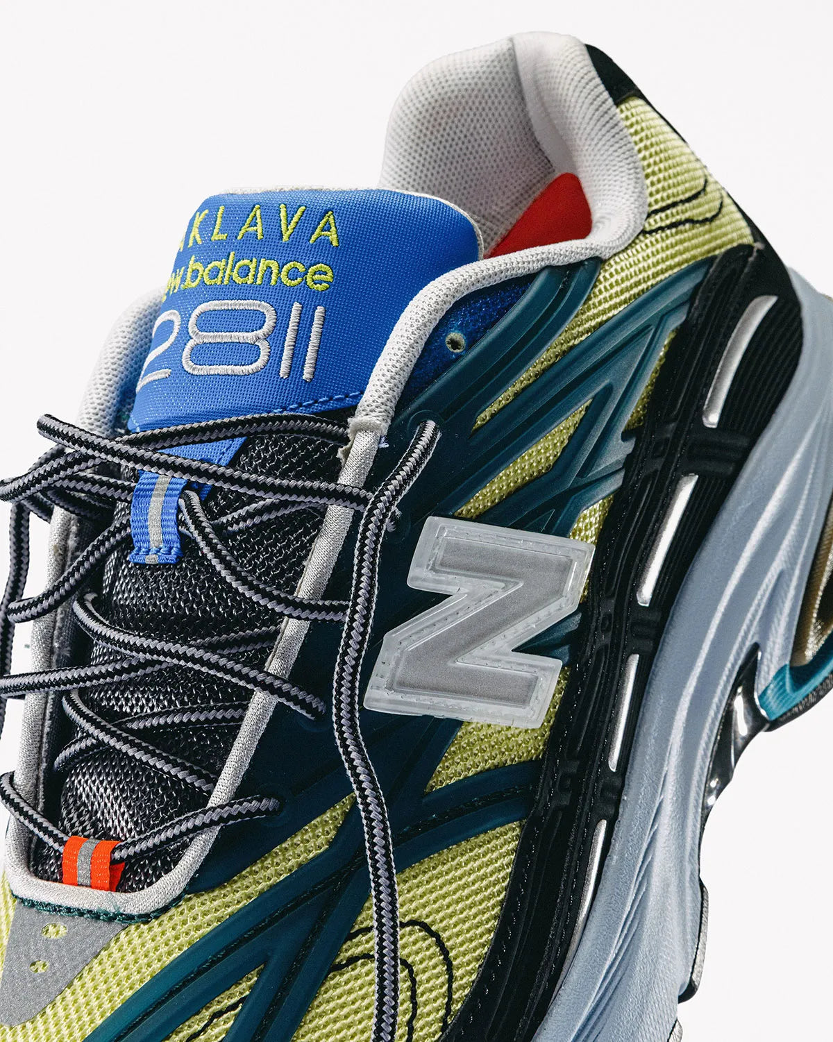 New Balance 2811 Action Bronson Baklava Mikročpske, sneakers issues de la collaboration avec Action Bronson, dotées d'une tige en matériaux premium et d'un design exclusif.