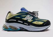 New Balance 2811 Action Bronson Baklava Mikročpske, sneakers issues de la collaboration avec Action Bronson, dotées d'une tige en matériaux premium et d'un design exclusif.