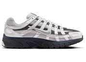 Nike P-6000 Photon Dust Anthracite grise avec tige en mesh, empiècements multicouches, détails Anthracite et semelle rétro-running.