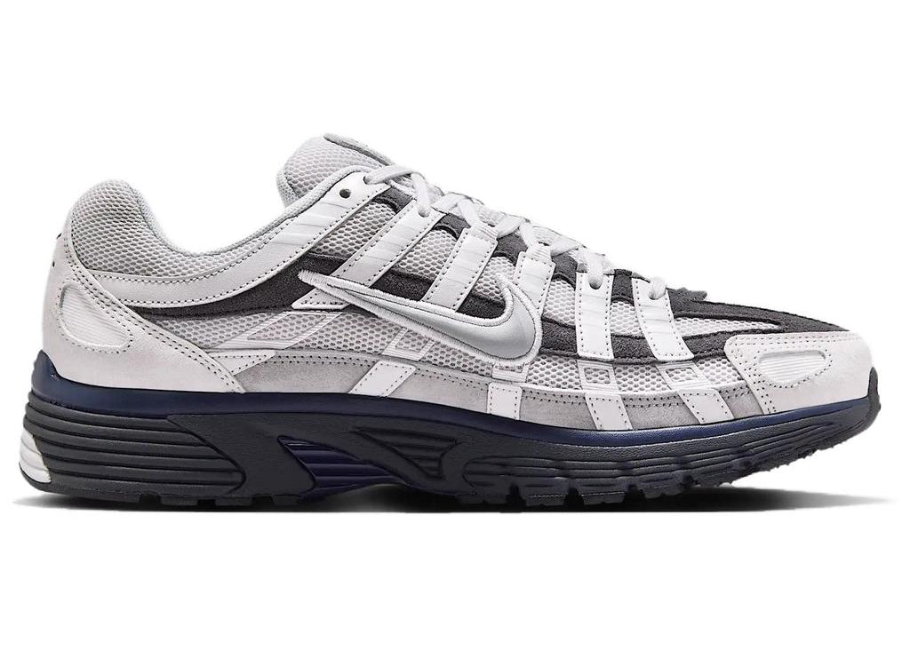 Nike P-6000 Photon Dust Anthracite grise avec tige en mesh, empiècements multicouches, détails Anthracite et semelle rétro-running.
