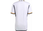 Adidas Real Madrid 23/24 Home Authentic Jersey White, maillot domicile blanc Authentic du Real Madrid saison 2023/2024 avec blason du club et logo Adidas.