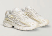 adidas Adistar Jellyfish Pharrell Williams White avec tige en maille technique blanche, cage en TPU sculptée, design futuriste et semelle extérieure en caoutchouc vue de profil. 