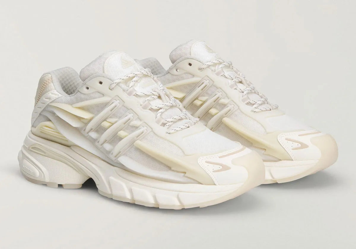 adidas Adistar Jellyfish Pharrell Williams White avec tige en maille technique blanche, cage en TPU sculptée, design futuriste et semelle extérieure en caoutchouc vue de profil. 