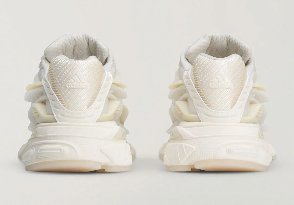 adidas Adistar Jellyfish Pharrell Williams White avec tige en maille technique blanche, cage en TPU sculptée, design futuriste et semelle extérieure en caoutchouc vue de profil. 