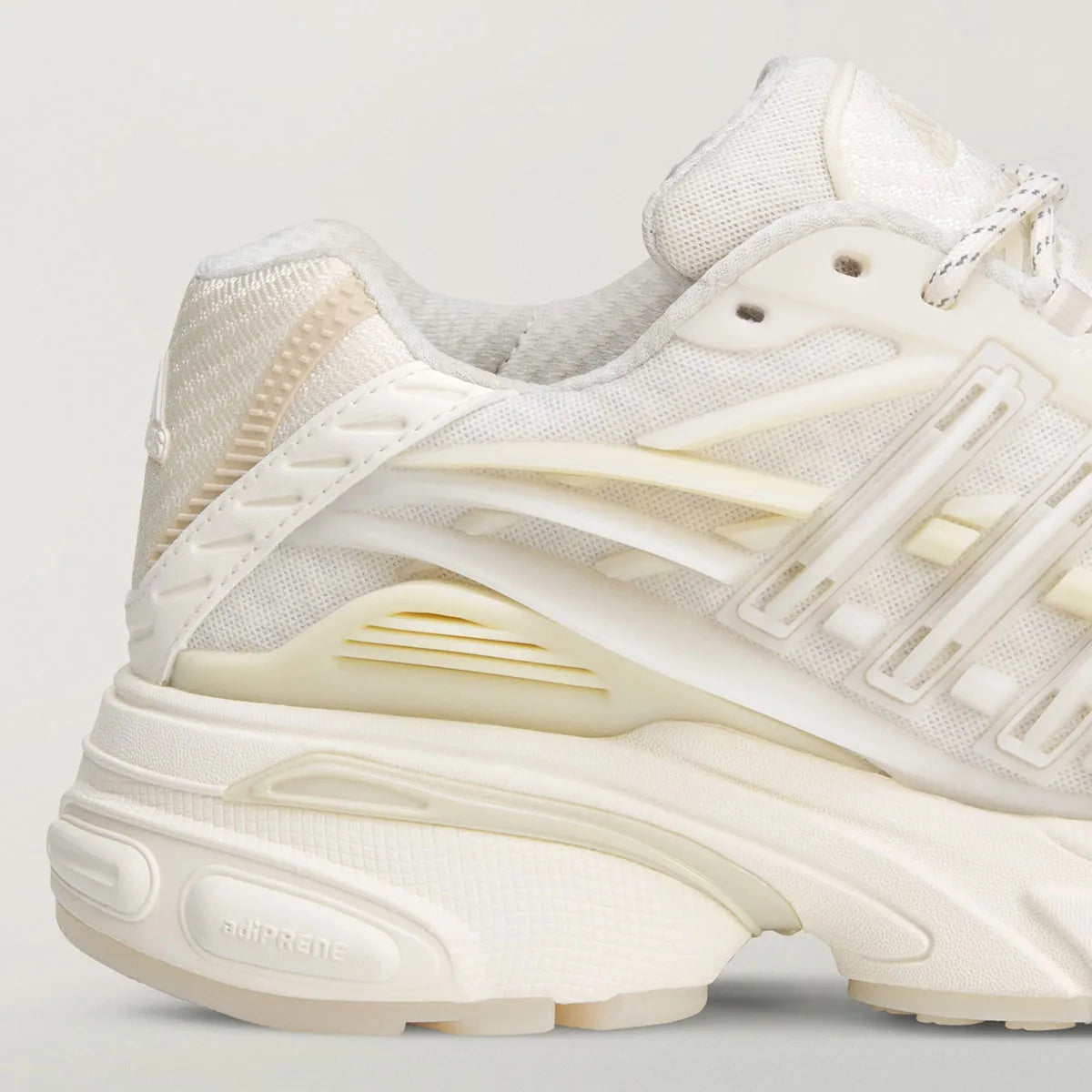 adidas Adistar Jellyfish Pharrell Williams White avec tige en maille technique blanche, cage en TPU sculptée, design futuriste et semelle extérieure en caoutchouc vue de profil. 