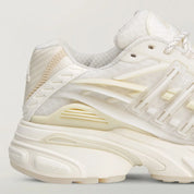 adidas Adistar Jellyfish Pharrell Williams White avec tige en maille technique blanche, cage en TPU sculptée, design futuriste et semelle extérieure en caoutchouc vue de profil. 