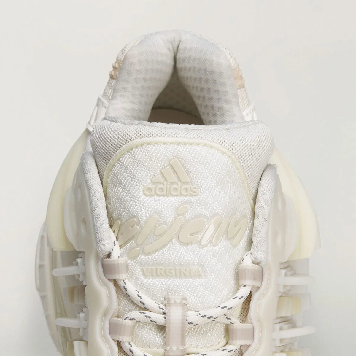 adidas Adistar Jellyfish Pharrell Williams White avec tige en maille technique blanche, cage en TPU sculptée, design futuriste et semelle extérieure en caoutchouc vue de profil. 