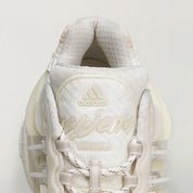 adidas Adistar Jellyfish Pharrell Williams White avec tige en maille technique blanche, cage en TPU sculptée, design futuriste et semelle extérieure en caoutchouc vue de profil. 