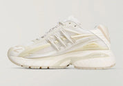 adidas Adistar Jellyfish Pharrell Williams White avec tige en maille technique blanche, cage en TPU sculptée, design futuriste et semelle extérieure en caoutchouc vue de profil. 