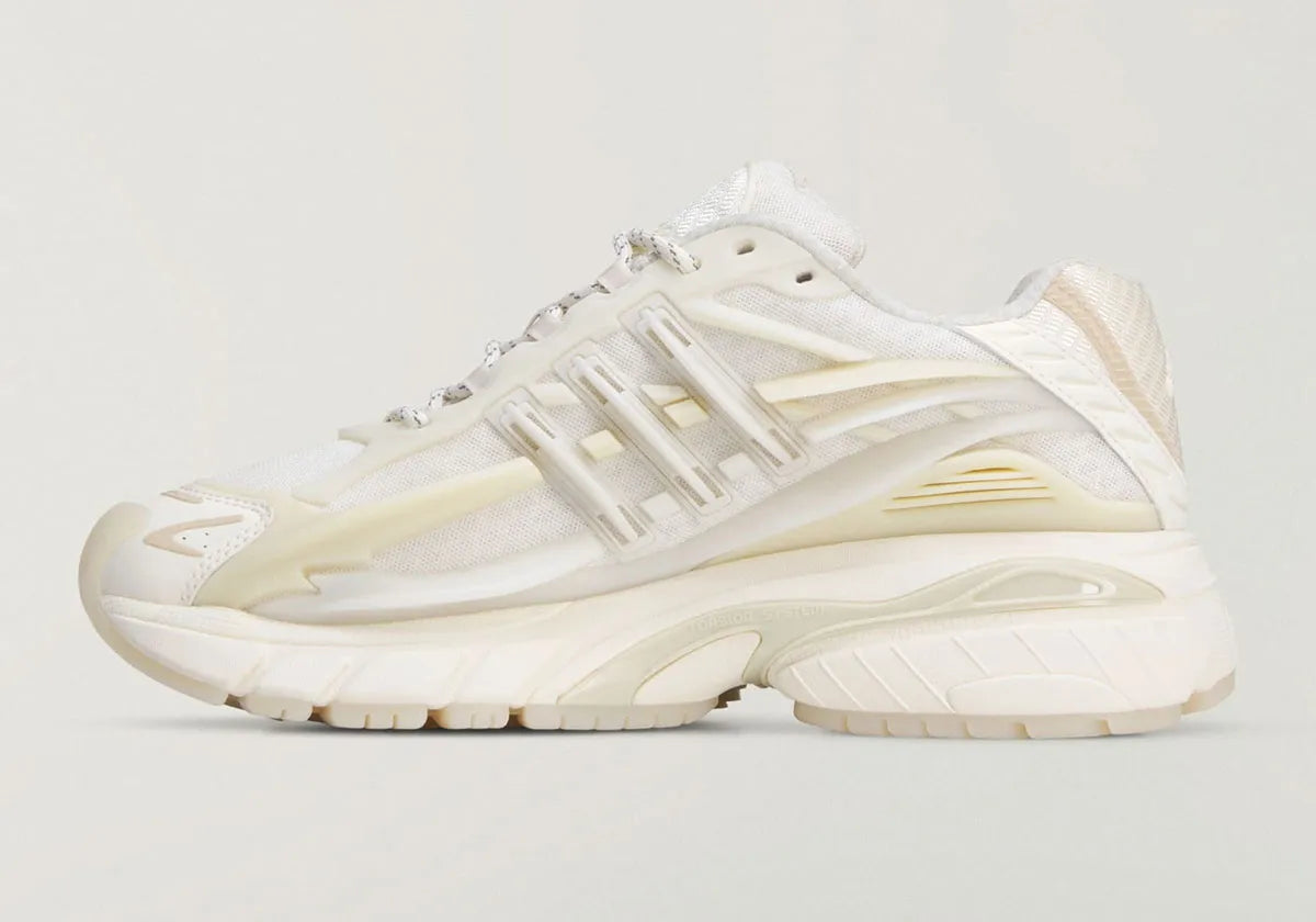 adidas Adistar Jellyfish Pharrell Williams White avec tige en maille technique blanche, cage en TPU sculptée, design futuriste et semelle extérieure en caoutchouc vue de profil. 