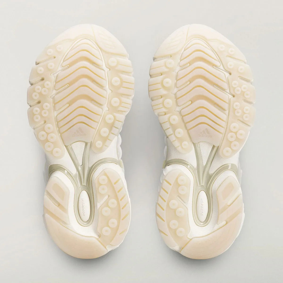 adidas Adistar Jellyfish Pharrell Williams White avec tige en maille technique blanche, cage en TPU sculptée, design futuriste et semelle extérieure en caoutchouc vue de profil. 
