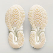 adidas Adistar Jellyfish Pharrell Williams White avec tige en maille technique blanche, cage en TPU sculptée, design futuriste et semelle extérieure en caoutchouc vue de profil. 