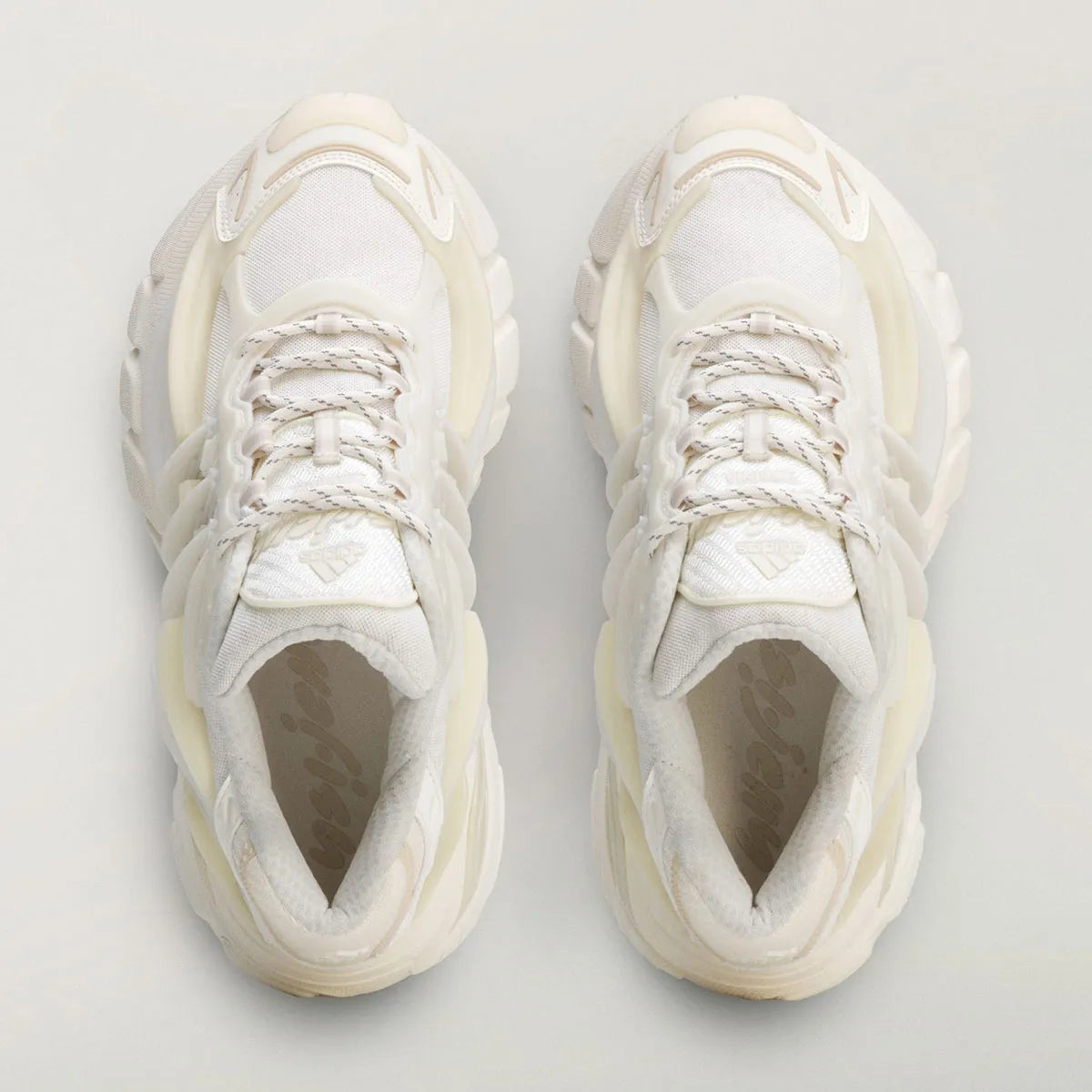 adidas Adistar Jellyfish Pharrell Williams White avec tige en maille technique blanche, cage en TPU sculptée, design futuriste et semelle extérieure en caoutchouc vue de profil. 
