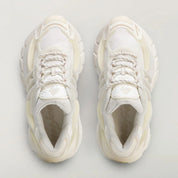 adidas Adistar Jellyfish Pharrell Williams White avec tige en maille technique blanche, cage en TPU sculptée, design futuriste et semelle extérieure en caoutchouc vue de profil. 
