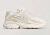 adidas Adistar Jellyfish Pharrell Williams White avec tige en maille technique blanche, cage en TPU sculptée, design futuriste et semelle extérieure en caoutchouc vue de profil. 
