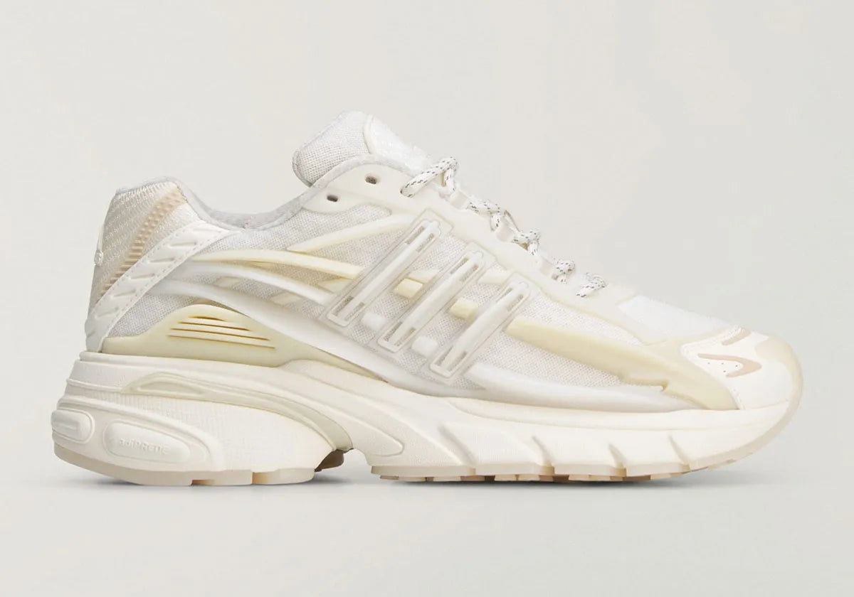 adidas Adistar Jellyfish Pharrell Williams White avec tige en maille technique blanche, cage en TPU sculptée, design futuriste et semelle extérieure en caoutchouc vue de profil. 