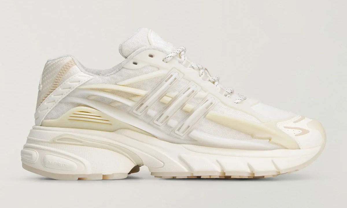 adidas Adistar Jellyfish Pharrell Williams White avec tige en maille technique blanche, cage en TPU sculptée, design futuriste et semelle extérieure en caoutchouc vue de profil. 