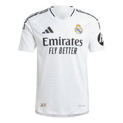 Adidas Real Madrid 24/25 Home Authentic Jersey White, maillot domicile blanc Authentic du Real Madrid saison 2024/2025 avec détails noirs, blason du club et logo Adidas.