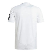 Adidas Real Madrid 24/25 Home Authentic Jersey White, maillot domicile blanc Authentic du Real Madrid saison 2024/2025 avec détails noirs, blason du club et logo Adidas.