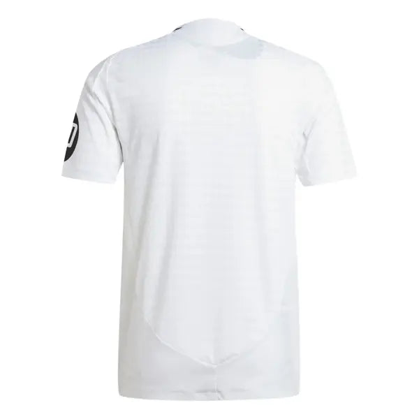 Adidas Real Madrid 24/25 Home Authentic Jersey White, maillot domicile blanc Authentic du Real Madrid saison 2024/2025 avec détails noirs, blason du club et logo Adidas.