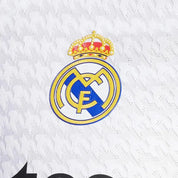 Adidas Real Madrid 24/25 Home Authentic Jersey White, maillot domicile blanc Authentic du Real Madrid saison 2024/2025 avec détails noirs, blason du club et logo Adidas.