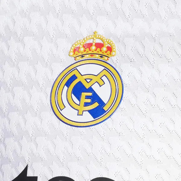 Adidas Real Madrid 24/25 Home Authentic Jersey White, maillot domicile blanc Authentic du Real Madrid saison 2024/2025 avec détails noirs, blason du club et logo Adidas.