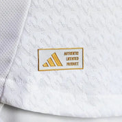 Adidas Real Madrid 24/25 Home Authentic Jersey White, maillot domicile blanc Authentic du Real Madrid saison 2024/2025 avec détails noirs, blason du club et logo Adidas.