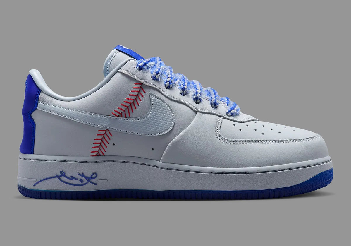 Nike Air Force 1 Low Protro Kobe Bryant Dodgers, sneaker Nike Air Force 1 basse dédiée à Kobe Bryant avec détails inspirés des Los Angeles Dodgers.