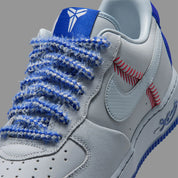 Nike Air Force 1 Low Protro Kobe Bryant Dodgers, sneaker Nike Air Force 1 basse dédiée à Kobe Bryant avec détails inspirés des Los Angeles Dodgers.