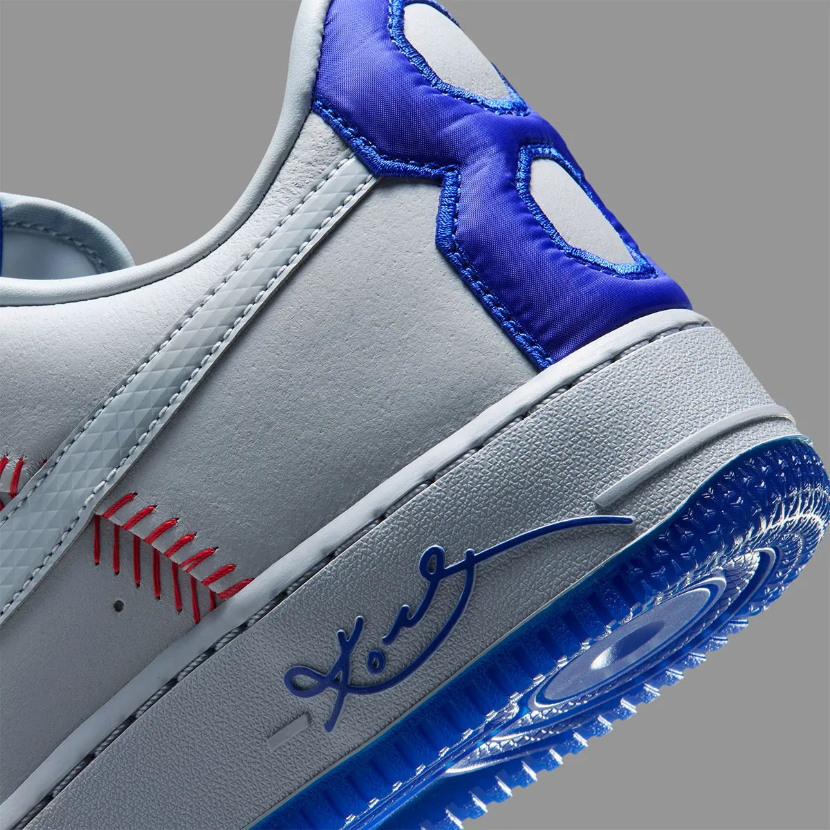 Nike Air Force 1 Low Protro Kobe Bryant Dodgers, sneaker Nike Air Force 1 basse dédiée à Kobe Bryant avec détails inspirés des Los Angeles Dodgers.